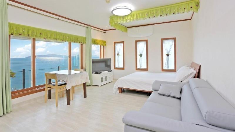 Namhae Eunbit Bada Pension Rum bild